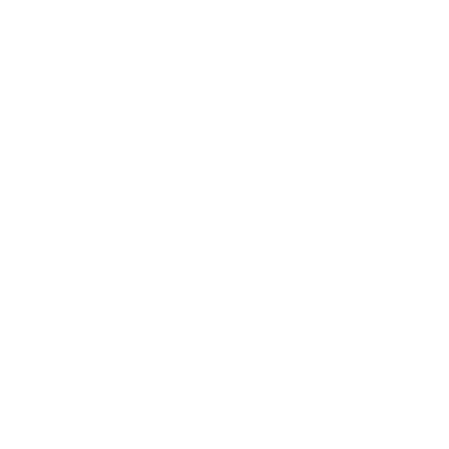 安迪·比奇瑙坐在椅子上，拿着麦克风，用手势示意. 气球拱门在他的右边