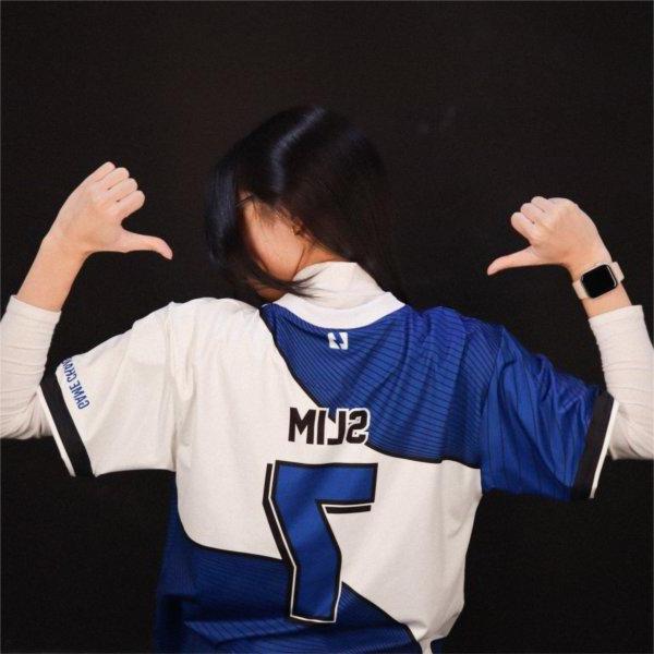 Sydney Lim from the back with her esports jersey on, No. 7 with name Slim, giving two thumbs up